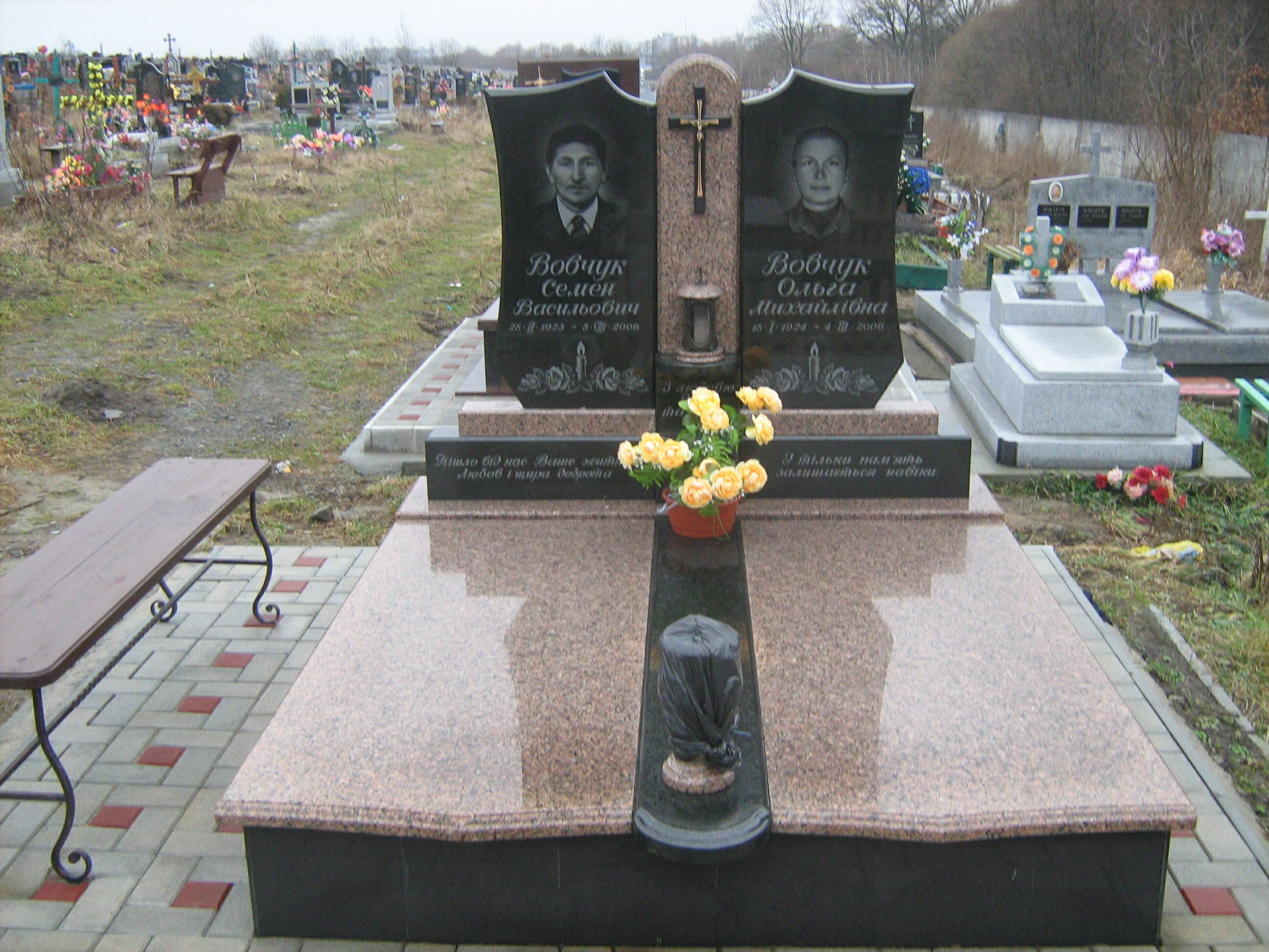 Двойной гранитный памятник с надгробием
